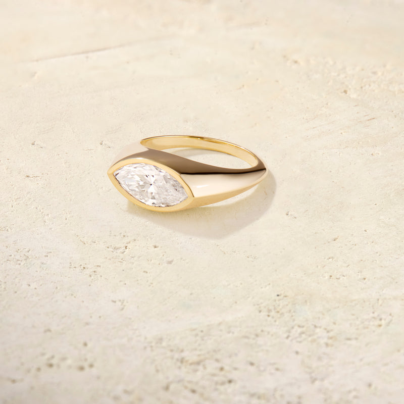 Forma Marquise Signet Ring