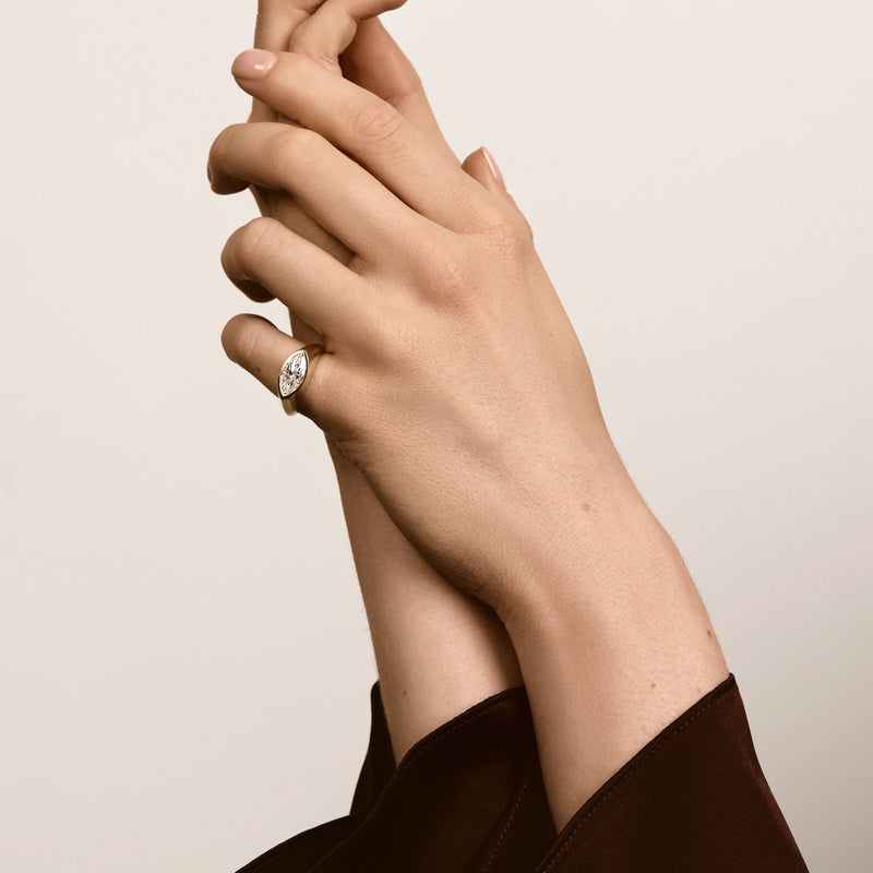 Forma Marquise Signet Ring