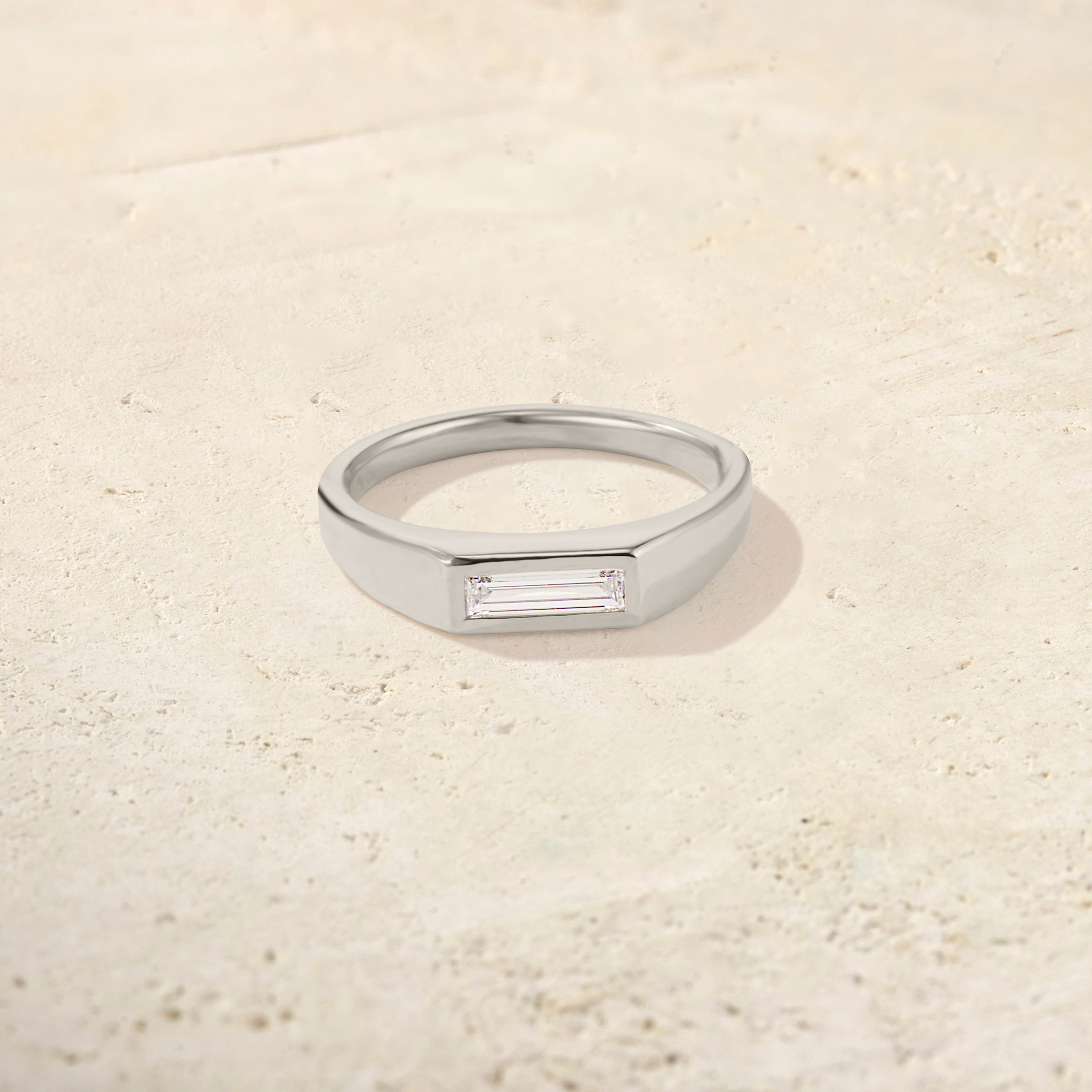 Forma Baguette Signet Ring (7mm)