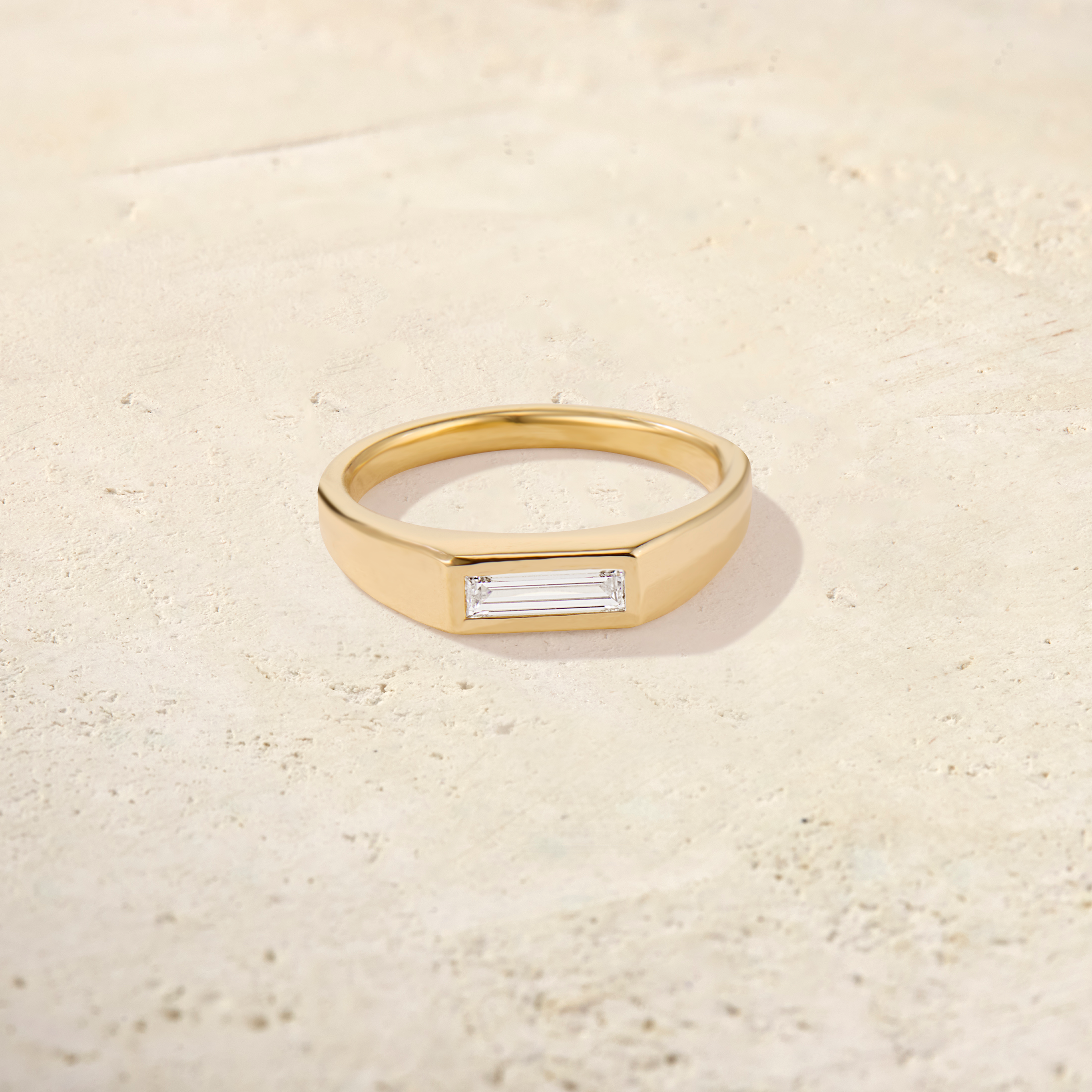 Forma Baguette Signet Ring (7mm)