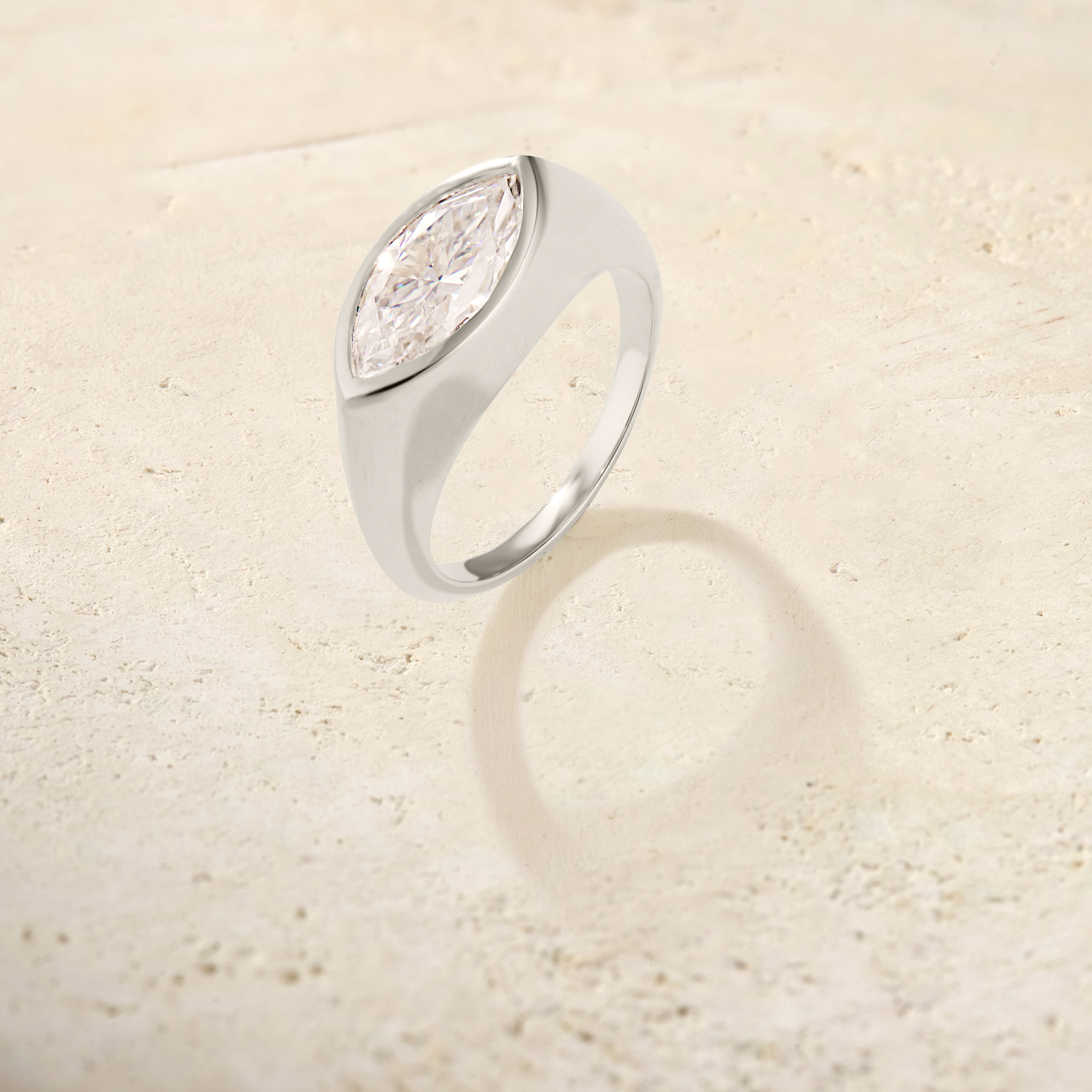 Forma Marquise Signet Ring
