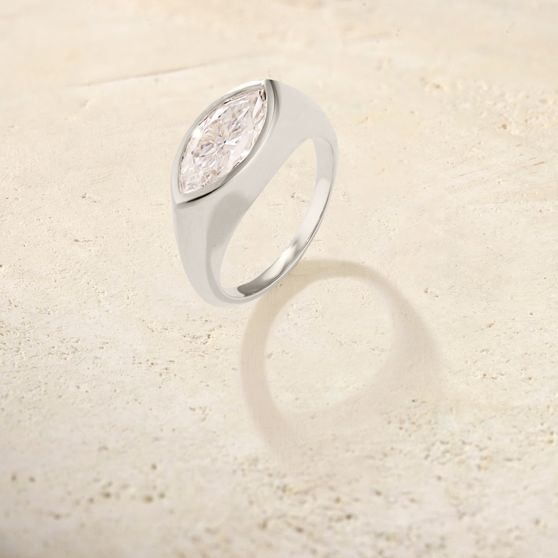 Forma Marquise Signet Ring