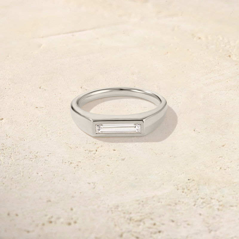 Forma Baguette Signet Ring (9mm)