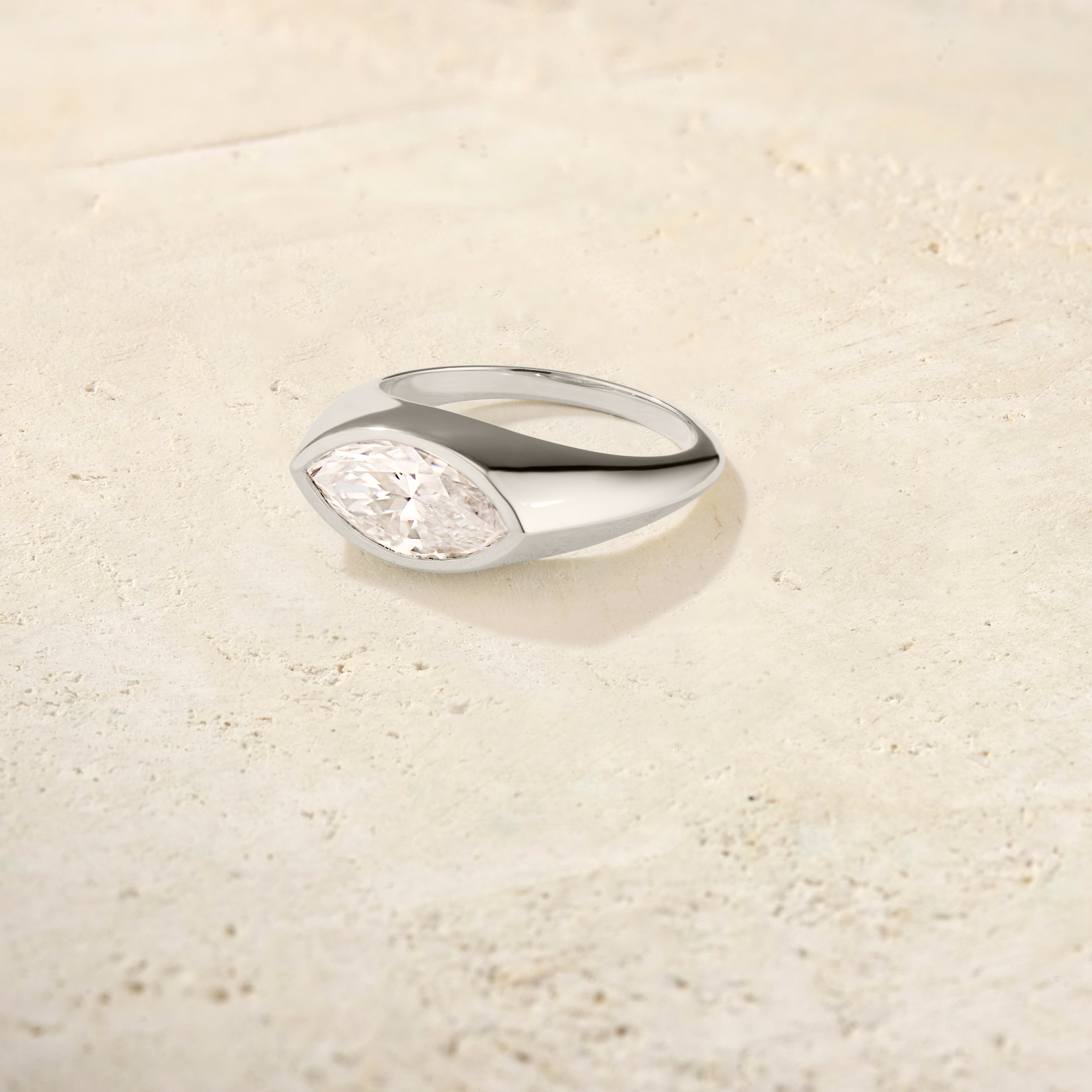 Forma Marquise Signet Ring