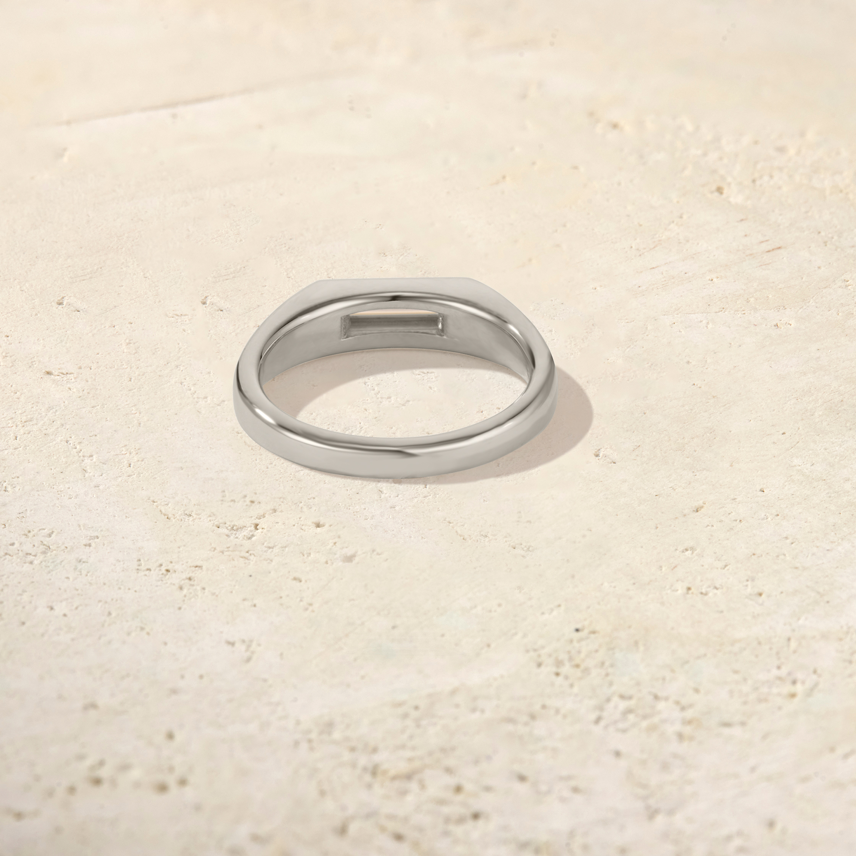Forma Baguette Signet Ring (7mm)