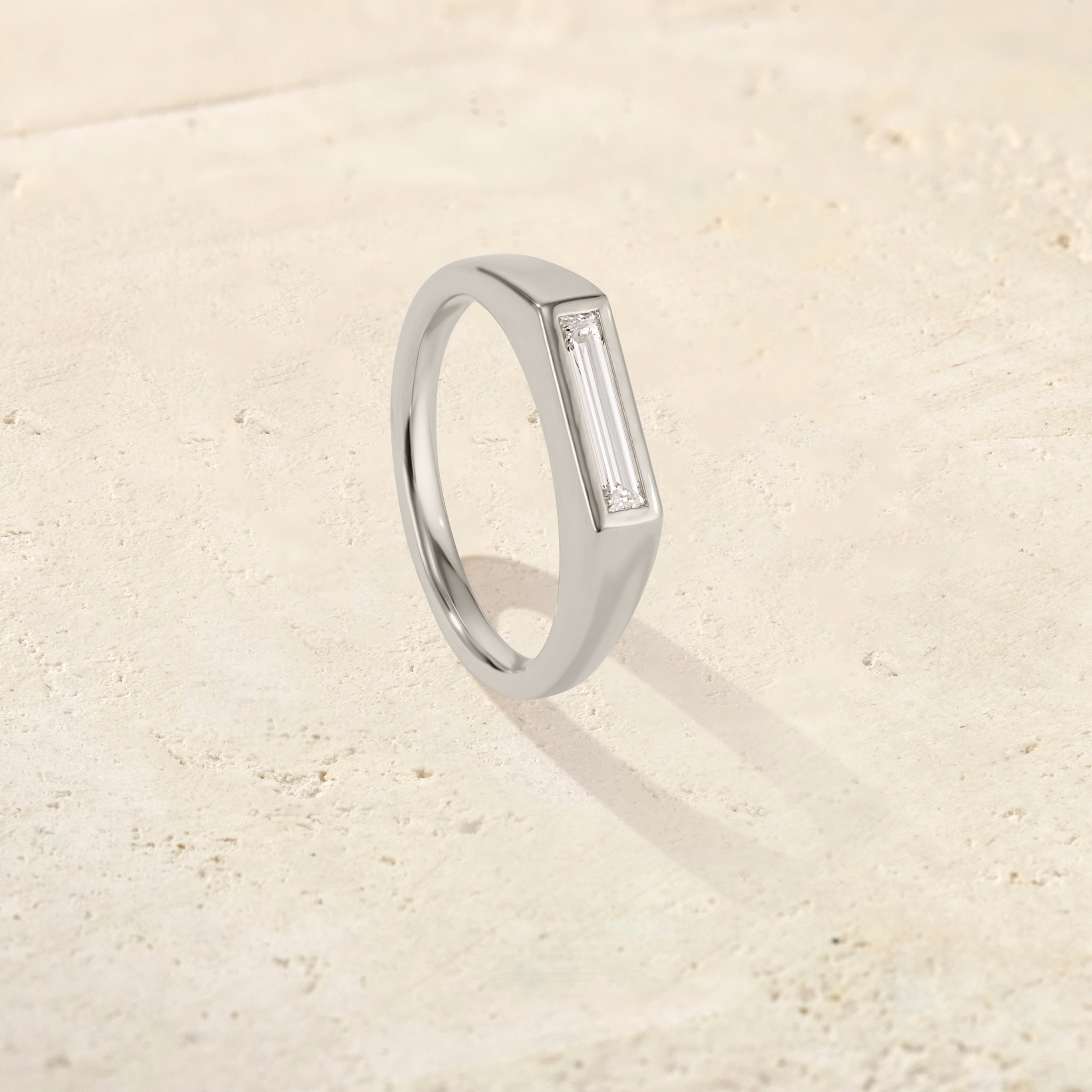 Forma Baguette Signet Ring (9mm)