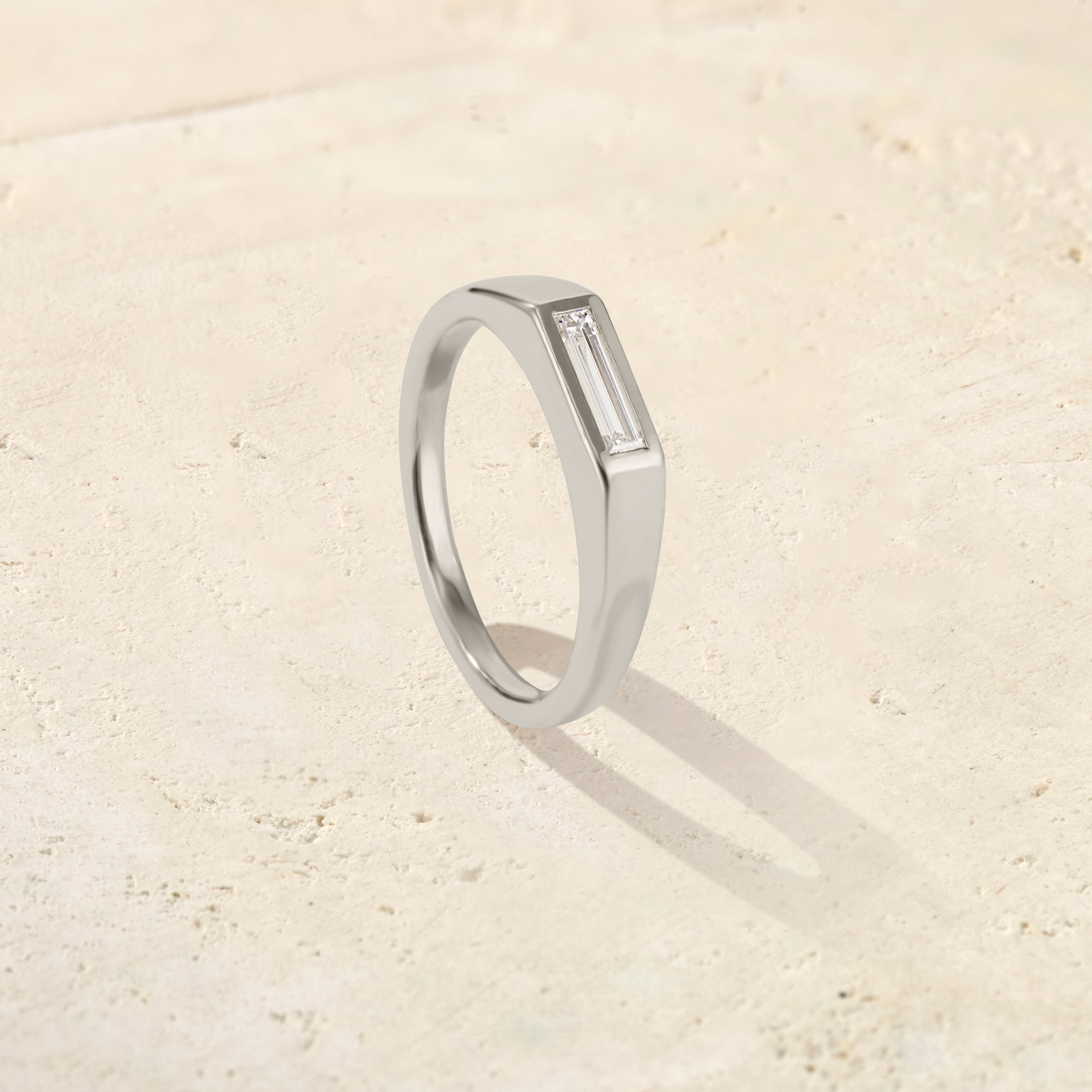 Forma Baguette Signet Ring (7mm)