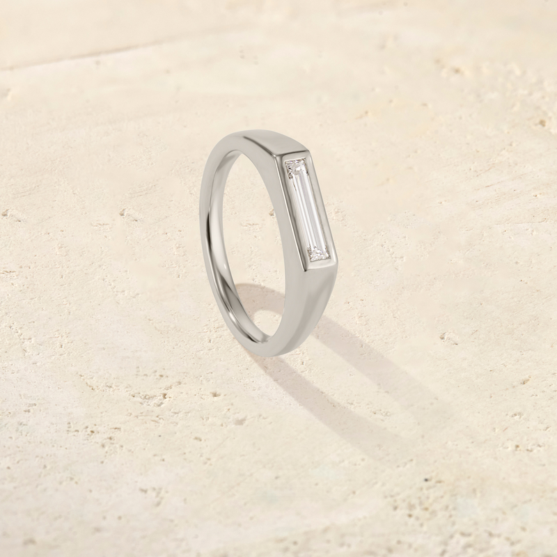 Forma Baguette Signet Ring (9mm)