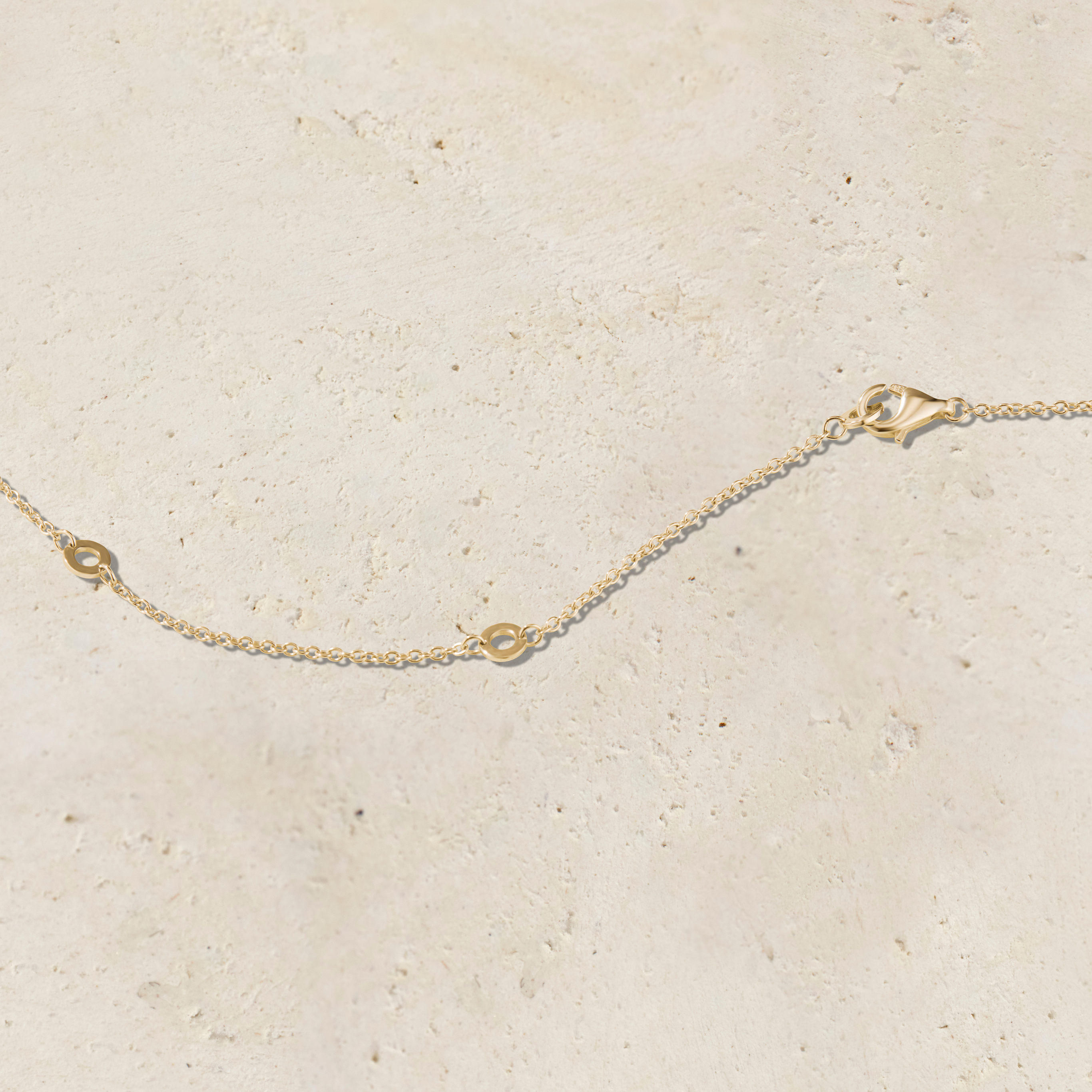LHUNE 7 Diamond Graduated Necklace in yellow gold, close-up detail of graduating diamond bar and chain